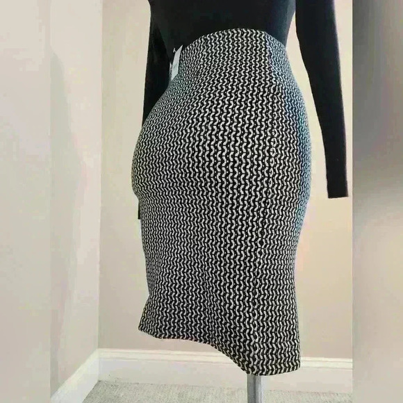 Ann Taylor pattern knit skirt - Picture 3 of 5